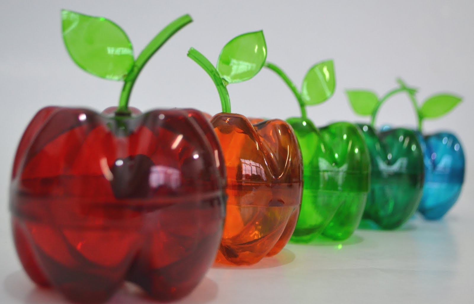 Como fazer uma maçã de garrafa pet e pintar elas as deixando um colorido transparente