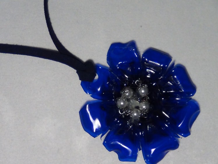 Cómo realizar un colgante con forma de flor para un collar - Necklace with plastic bottle pendant