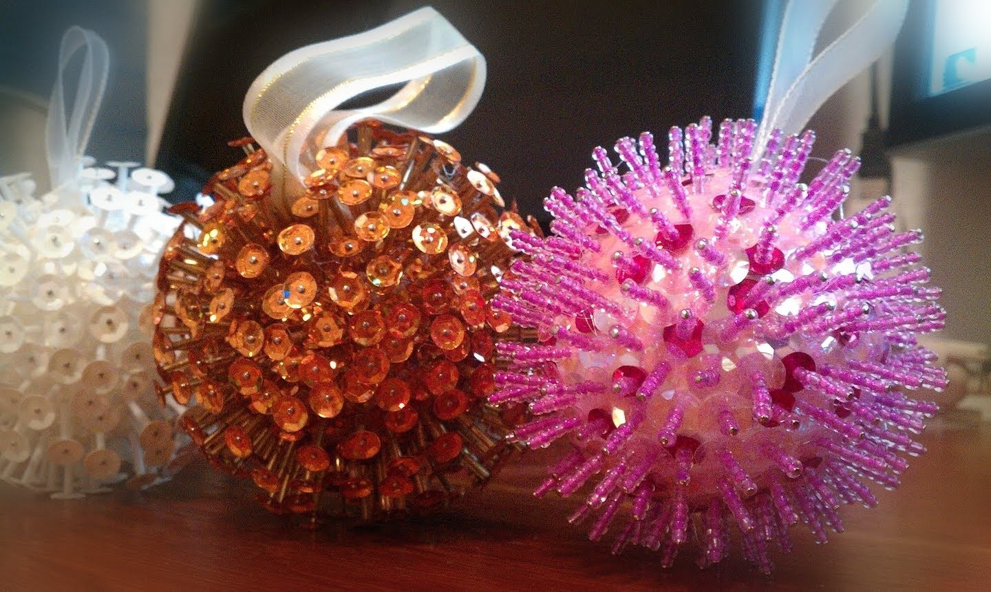 Esferas navideñas hechas con lentejuela y canutillo ♥ spheres made with ...