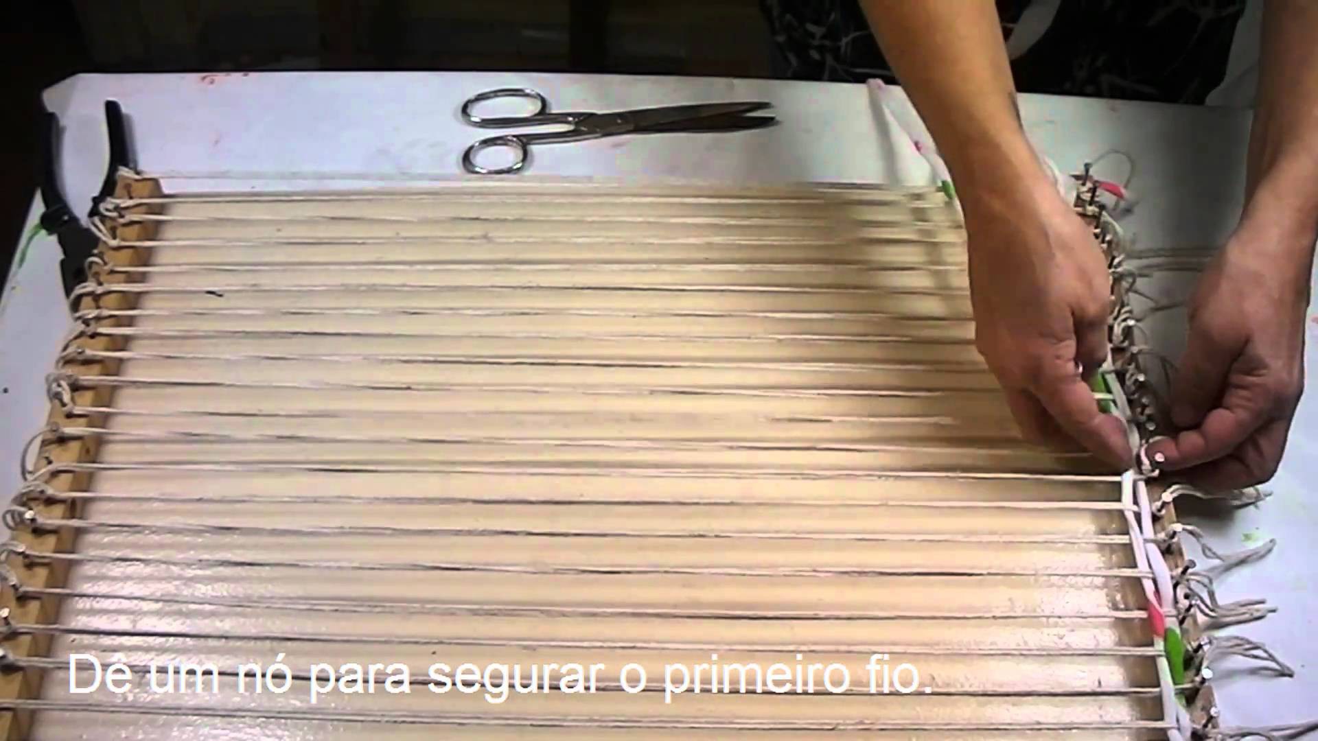 Artesanato: Tapete de tear de madeira - Craft: Mat wooden loom - Artesanía: Mat telar de madera