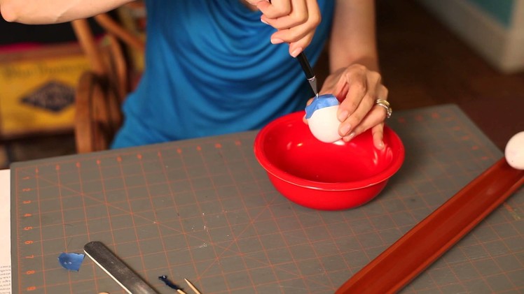 How to Poke a Hole in an Egg : DIY Crafts