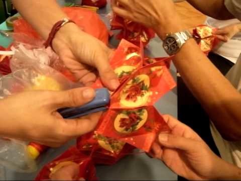Making Chinese Lanterns - Xin Nian Kuai Le