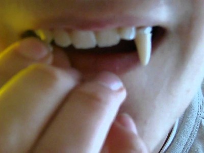 Comment Mettre des dents de Vampire