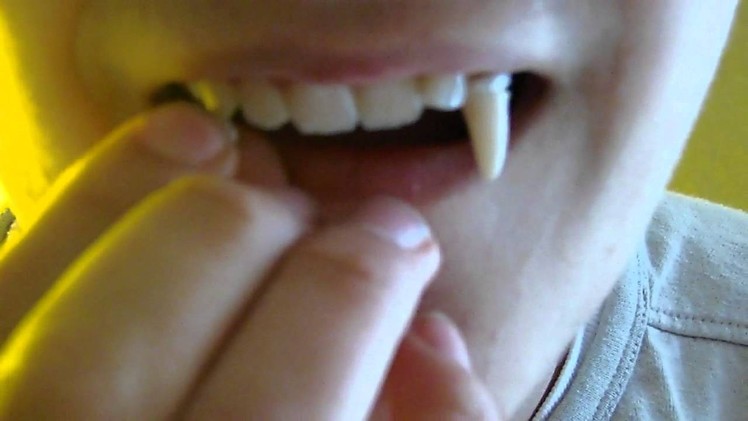 Comment Mettre des dents de Vampire