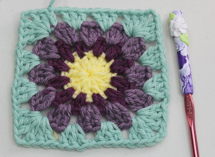 #Crochet granny square with round center
