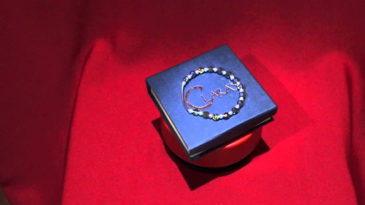 Pulsera stretch montada con beads vitrales y tubo de plata.MP4