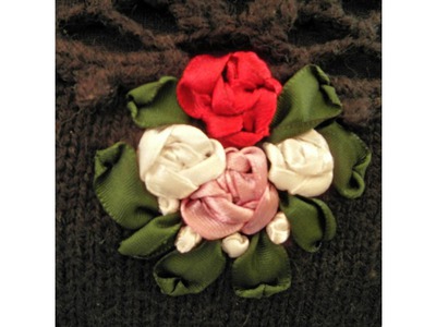 Ein Pullover mit Röschen gestickt. Satin ribbon roses.