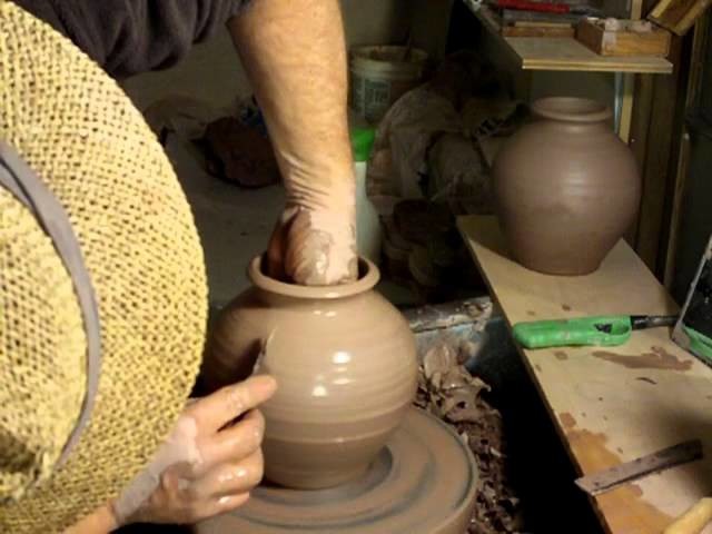 SIMON LEACH POTTERY - Throwing a round pot - lift off with paper !