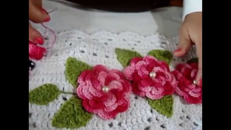 Como fazer aplicação de flores e folhas em trabalhos de croche
