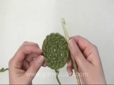 DROPS Crochet Tutorial: How to crochet a eye to a monster hat (0-929)