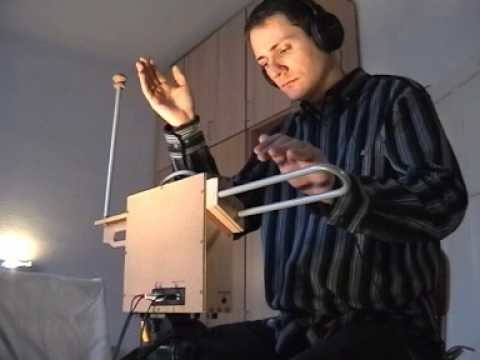 Peter Hidi & his DIY theremin - Later Tonight