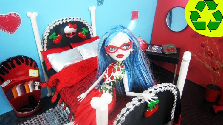 How to make a doll bed for Ghoulia Yelps - Recycling - Doll Crafts