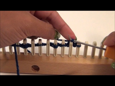 Loom Knitting: Demonstrating Cat's Paw Stitch Pattern