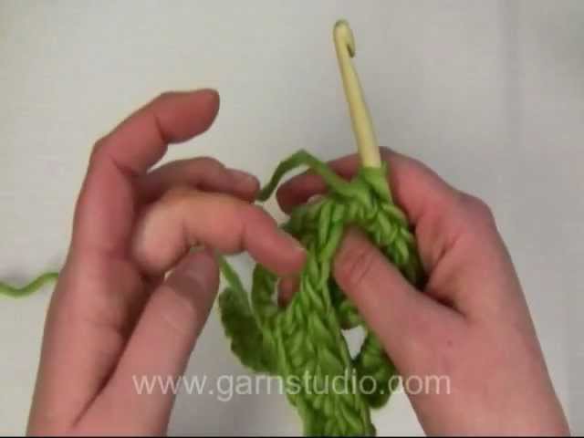 DROPS Crochet Tutorial: How to crochet zig-zag