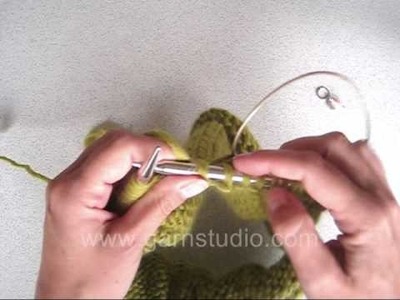 DROPS Knitting Tutorial: How to wrap over collar or front bands