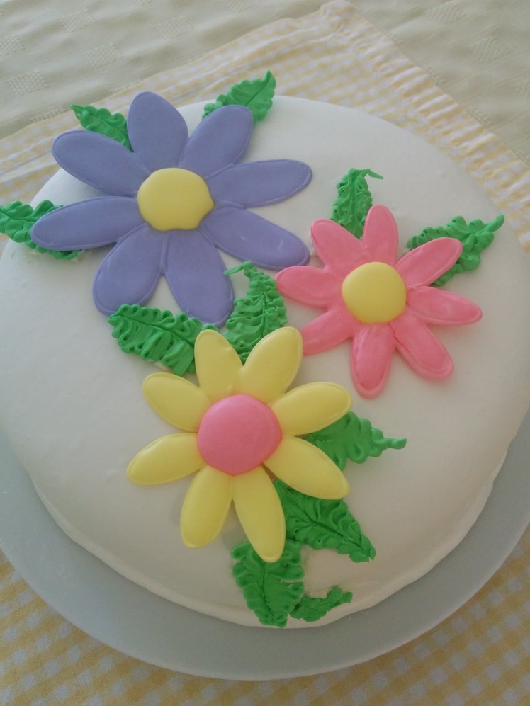 Easy Royal Icing Flowers on a Marshmallow Fondant