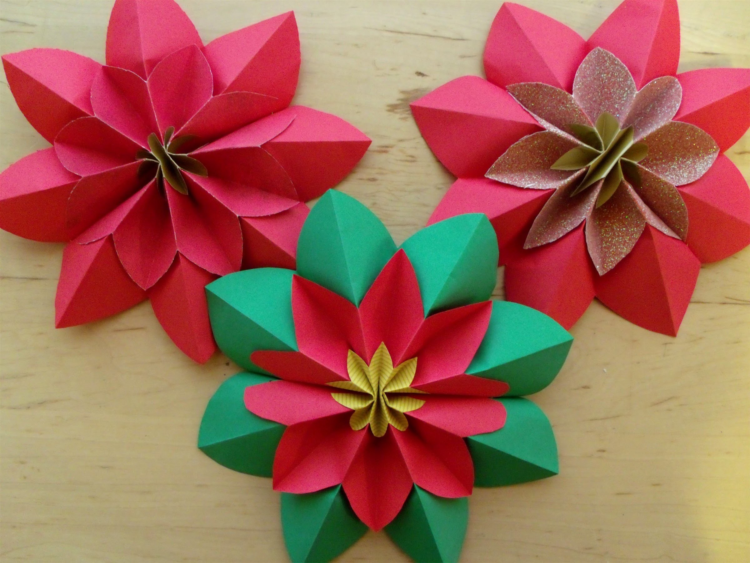 Видео оригами цветок крокус. Пуансеттия оригами. Цветы в технике оригами. Цветы оригами для украшения стола. Бумажная пуансеттия оригами.