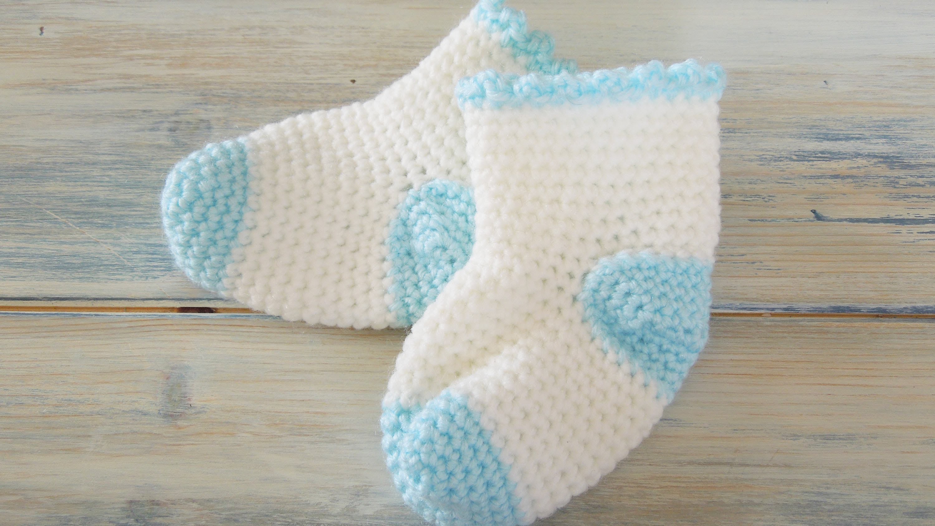 Носочки для новорожденных для начинающих. Носки для младенца крючком. Носочки для новорожденных крючком. Теплые носочки для новорожденных крючком. Вязаные носочки летние для новорожденных.