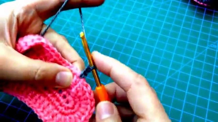 طريقة عمل حذاء كورشية لطفل crochet baby shoes