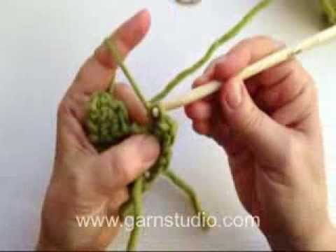 DROPS Crochet Tutorial: How to crochet a little heart decoration