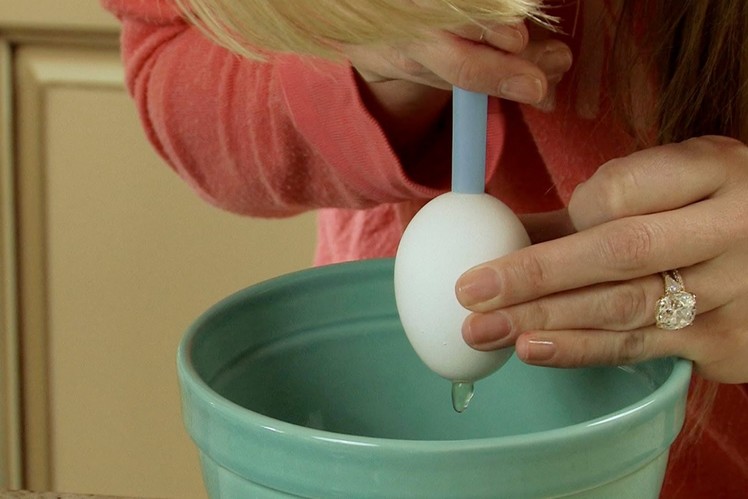 How to Blow Out An Egg - Let's Craft with ModernMom