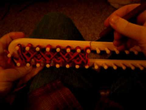 Loom-knitting a double-sided scarf.  (start)