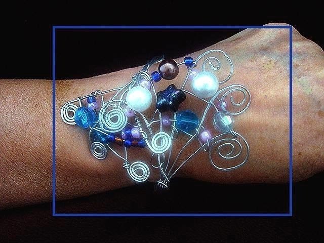 HOW TO MAKE A BEADED SCROLLED WIRE BRACELET, wire wrapped jewelry, free pattern, lesson