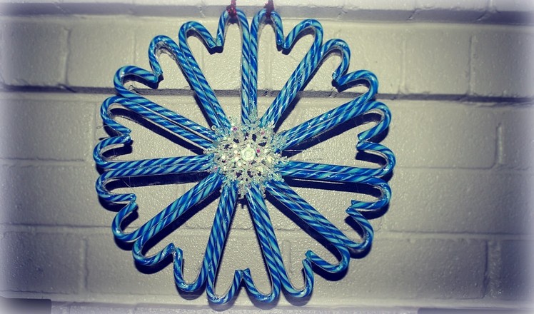 10 DIY Gifts: Gift Idea 6 : Candy Cane Wreaths ! Cute homemade wreath!