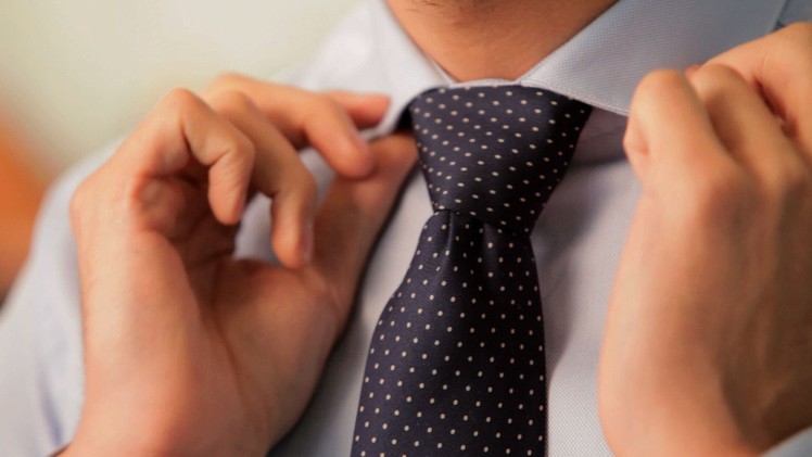 How to Tie a Windsor Knot | Men's Fashion