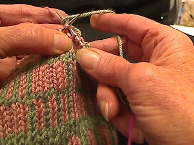 Fair Isle Knitting - Carrying Floats- Two hands