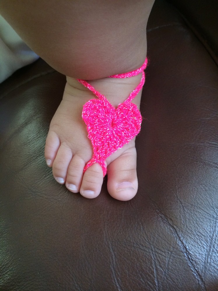 Pulsera de pie para bebe tejida a gancho. Crochet Barefoot Baby Sandals