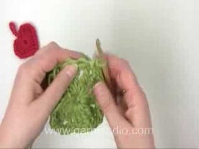 DROPS Crochet Tutorial: How to crochet a little heart (0-1009)