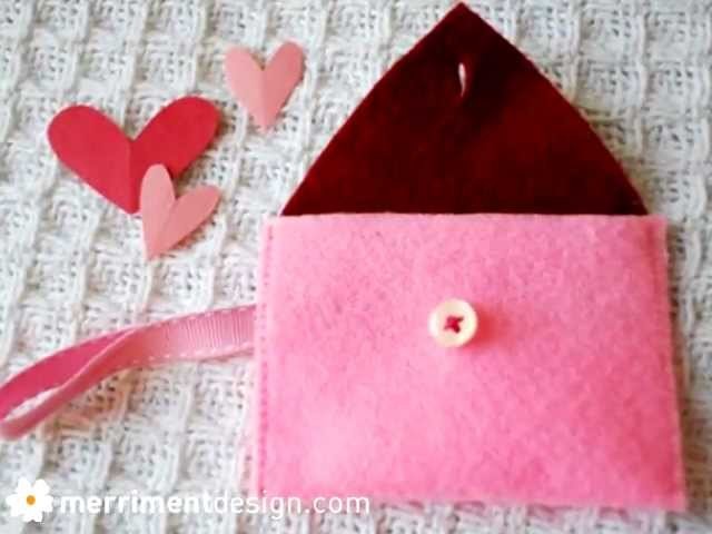 How to make a felt heart mini-purse for Valentine's Day {and free pattern}