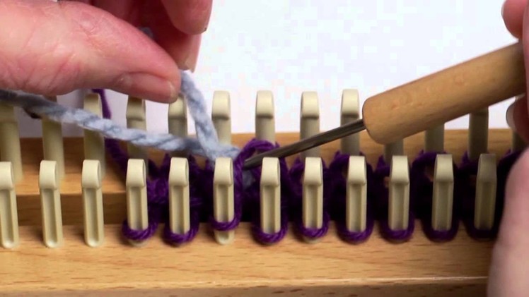 Changing yarn colors on a knitting loom