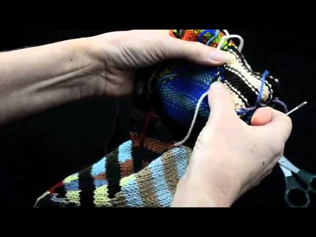 How to Knit Intarsia knitting Part 2 Darning Ends - k1p1 TV