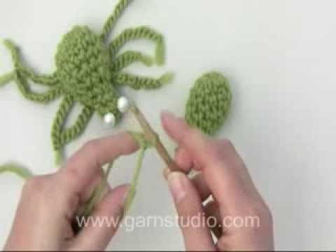 DROPS Crochet Tutorial: How to crochet a spider (0-967)