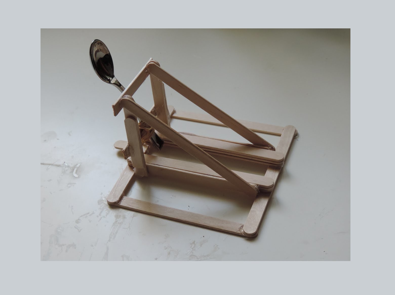 How To Make A Spoon Catapult Out Of Popsicle Sticks. (HD)