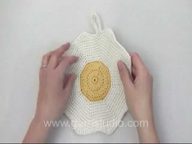 DROPS Crochet Tutorial: How to crochet fried egg pot holder