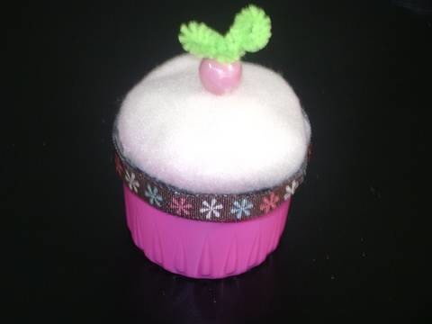 How to make a Detergent Cap Cupcake Pincushion - EP