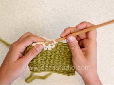 DROPS Crochet Tutorial: How to crochet with 2 colors back and forth