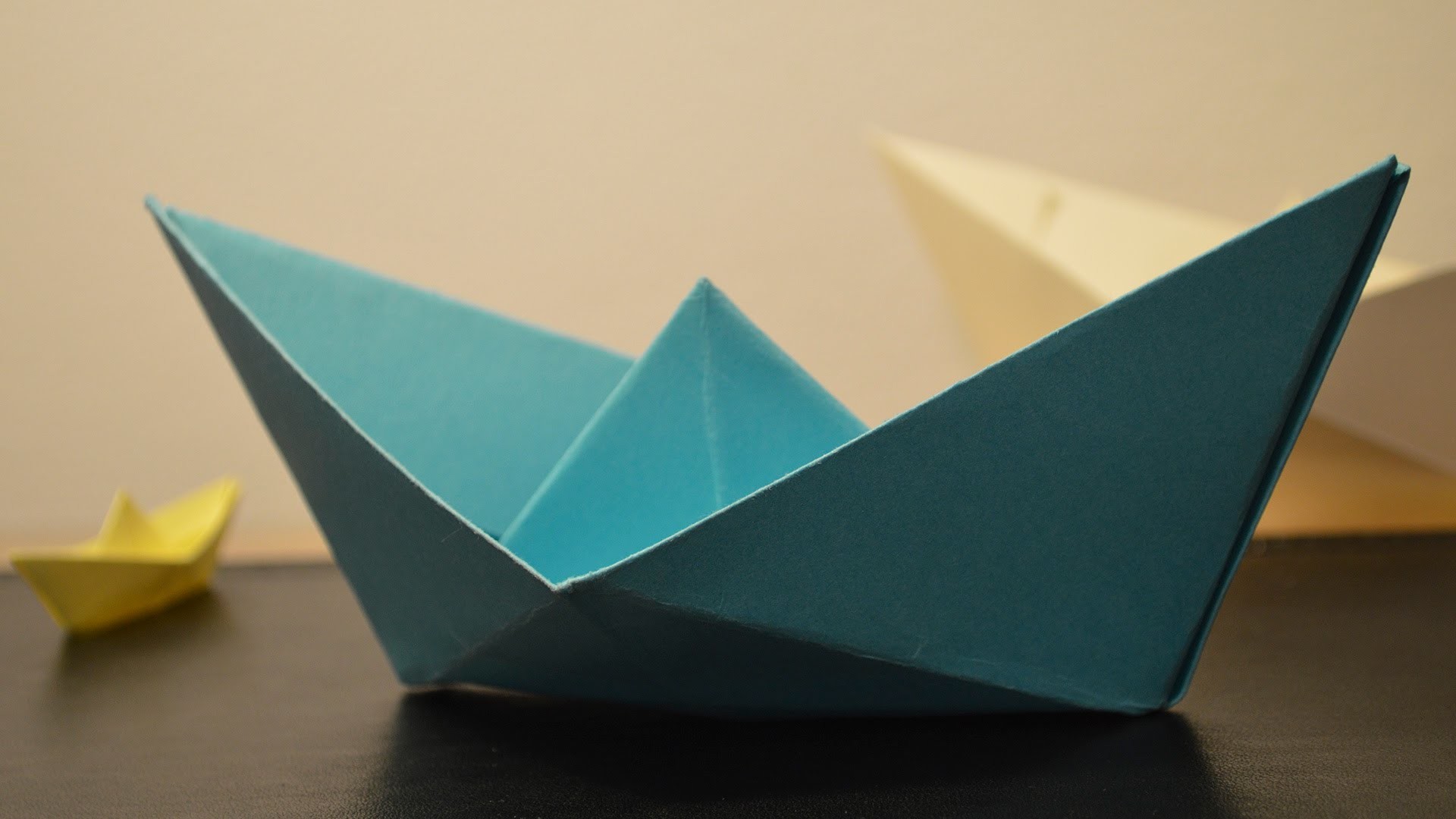 Покажи кораблик из бумаги. Оригами кораблик. Бумажный кораблик. Корабль оригами из бумаги. Украшения для бумажных корабликов.
