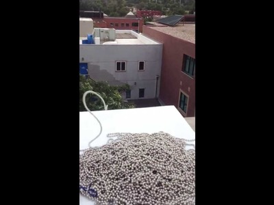 Self siphoning beads ball chain 16.5 m from a flat plastic sheet