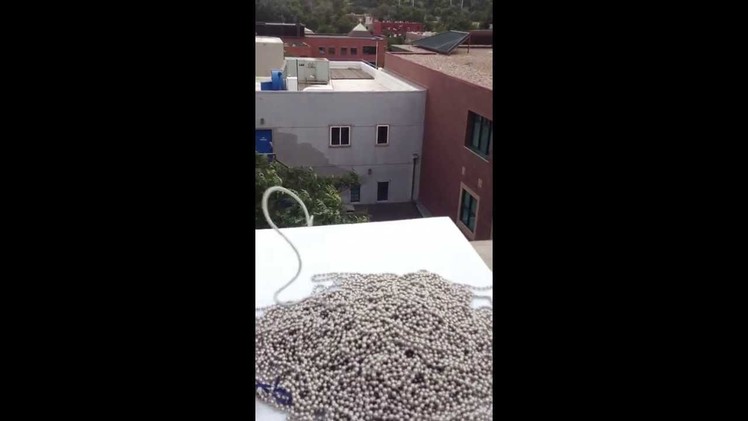Self siphoning beads ball chain 16.5 m from a flat plastic sheet