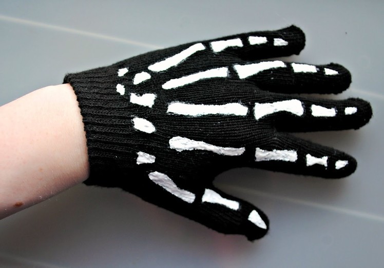 DIY: Skeleton Gloves
