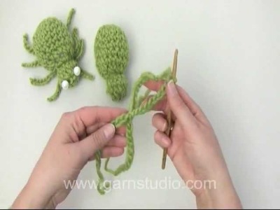 DROPS Crochet Tutorial: How to crochet a spider (0-968)
