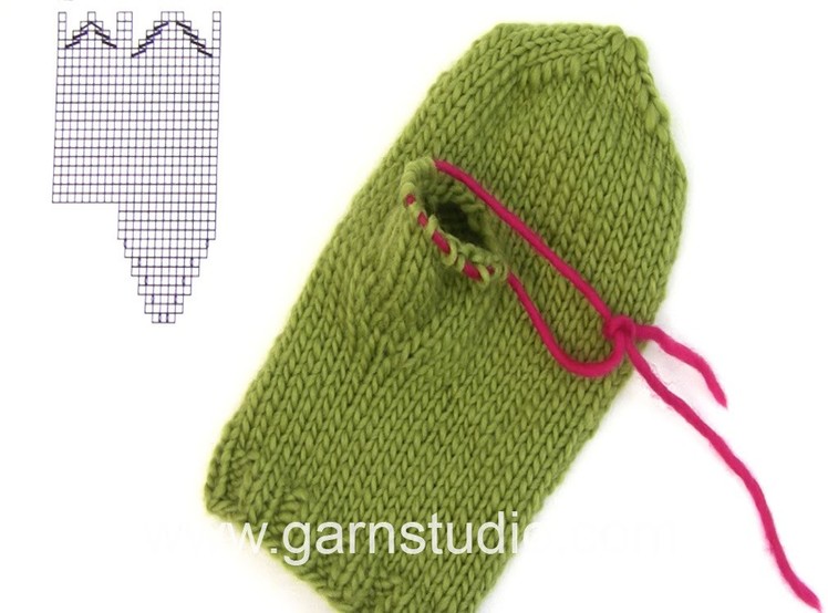 DROPS Knitting  Tutorial: How to work a tumb gusset on a knitted mitten