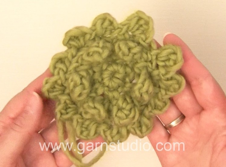 DROPS Crochet Tutorial: How to work a Kalanchoe flower