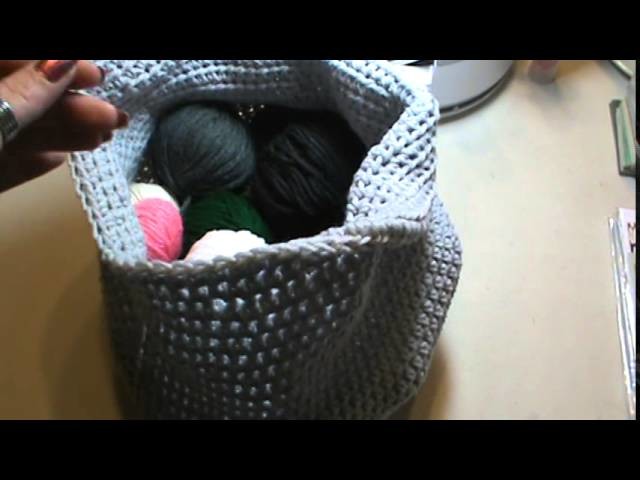 Simple crochet yarn basket or bag