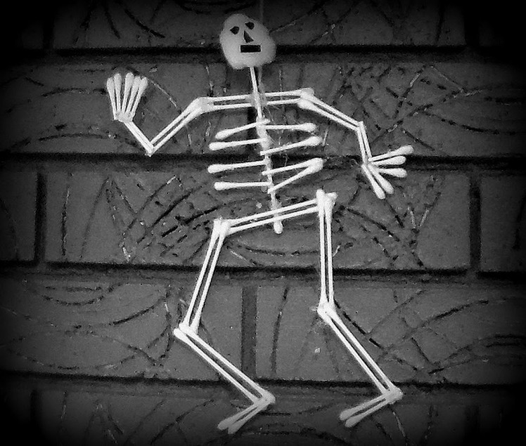 How to make a skeleton Cotton Swab Halloween Craft!