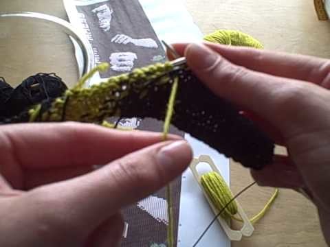 Twisting yarns on the wrong side for intarsia knitting